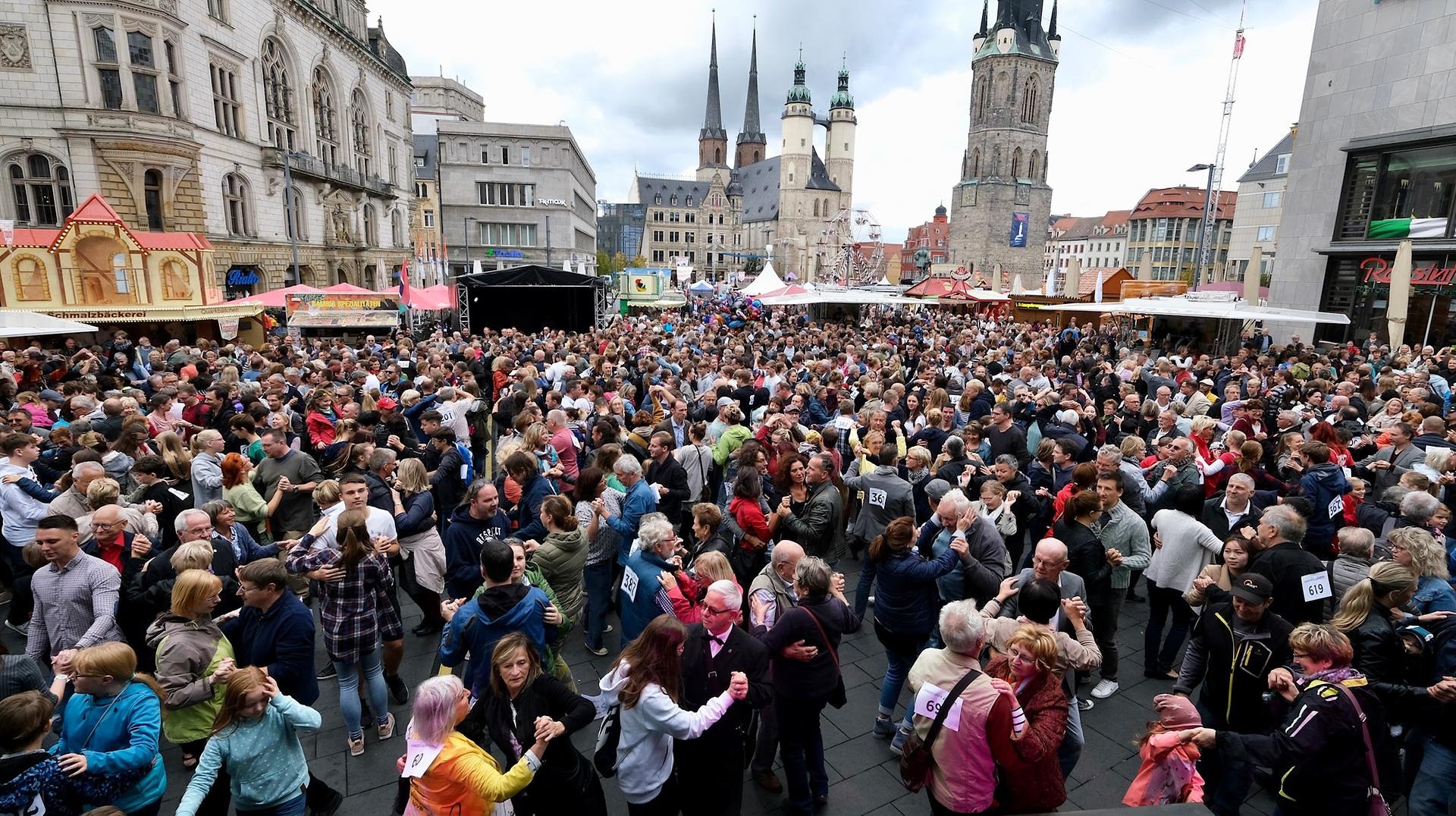 alle tanzen in Halle